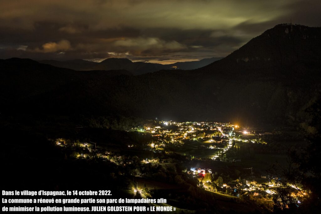 ISPAGNAC, FRANCE. OCTOBRE 2022.
Vue sur la commune d’Ispagnac. La commune a rénové en grande partie son parc de lampadaires afin de minimiser la pollution lumineuse.

Le Parc National des Cévennes est la plus grande « Réserve internationale de ciel étoilé » (RICE) d'Europe. Une réserve internationale de ciel étoilé (RICE) est un territoire jouissant d’un ciel étoilé d’une qualité exceptionnelle et qui fait l’objet d’une mise en valeur à des fins scientifiques, éducatives, culturelles, touristiques ou dans un but de préservation de la nature. La réserve comprend une zone centrale où la noirceur naturelle est préservée au maximum et une région périphérique où les élus, les individus et les entreprises reconnaissent l’importance du ciel étoilé et s’engagent à le protéger à long terme.